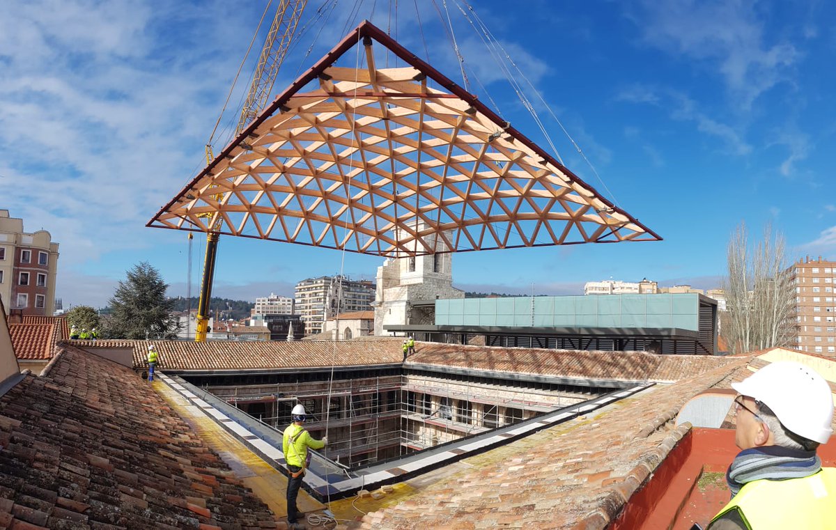 Precisamente hace unos días se montaba la estructura de cubierta de la segunda fase <a href="/BSAConsult/">BSA Consult</a> <a href="/TheLostCaM/">Antonio Cámara</a>