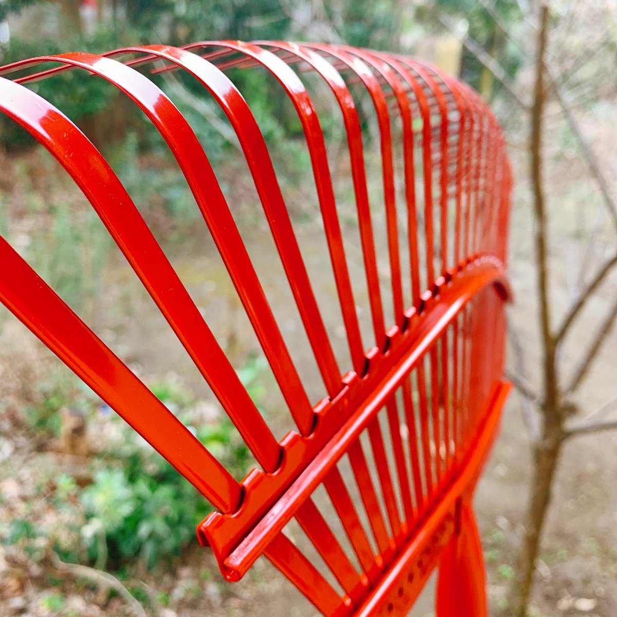 きたかまくら日々響公式 Twitter પર 庭掃除のお供 ニューフェイス 竹製の熊手は すぐに擦り減って壊れてしまうので 今回は鉄製 鉄製なのですが すごくしなやかで柔軟性が高い いい感じ 色もデザインもいい感じ 庭掃除 熊手 丈夫 鉄製 デザイン