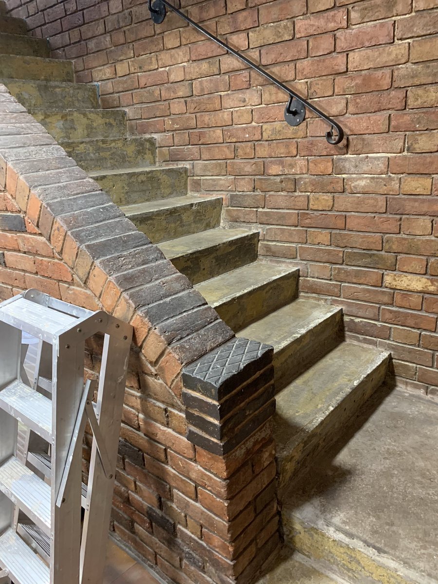 leedavispaint's tweet photo. Some of the team busy ripping up carpets &amp; painting corridors at our office block ready for the new carpet to go down. Whatever your needs we can sort the full package 👷🏼‍♂️👨🏼‍🎨🏢🎨  #leicestershire #painting #decorating #maintenance #handyman #domestic #commercial https://t.co/SXWSj2FARJ