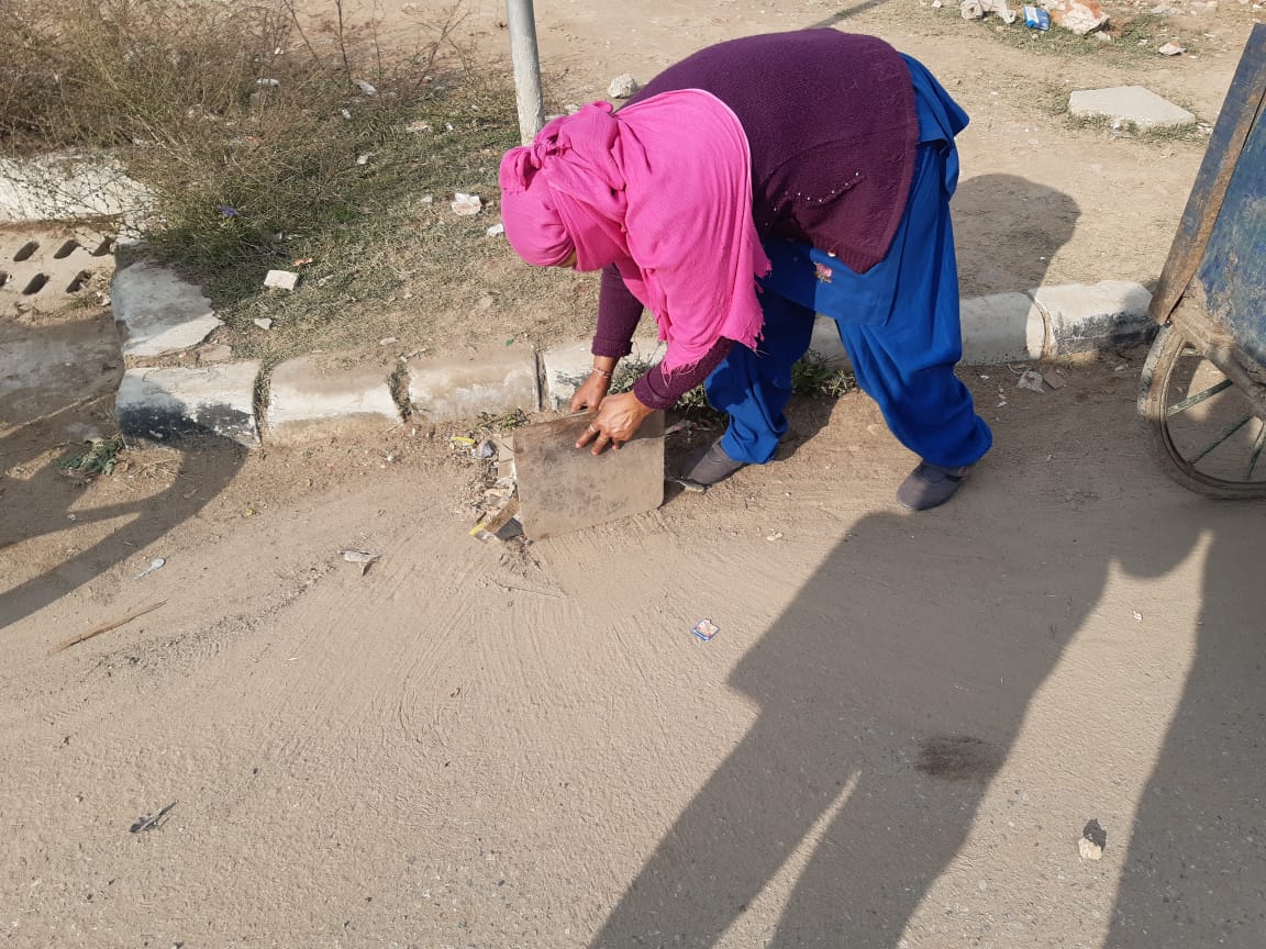 SwachhCityChd's tweet photo. On dated 11/1/2020, A special evening sanitation drive was held in village Raipur kalan Chd under the supervision of Sh. Sandeep Dhankhad CSI in presence of Local residents along with Area SI Ishu singla.
 #swachhtahiseva #mcchandigarh #SwachhSurvekshan2020Chandigarh https://t.co/0noxMhBjwG