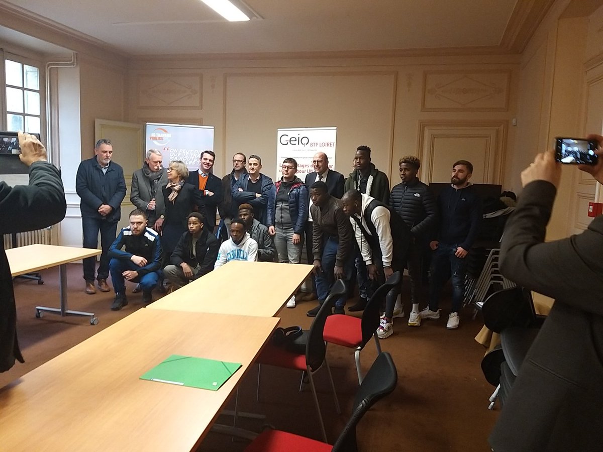 mde_du_drouais's tweet photo. Signature de contrats d'apprentissage et pro via la fédération régionale des travaux public. #Métiersdutp #clauseinsertion https://t.co/XTzL9ZhL6D
