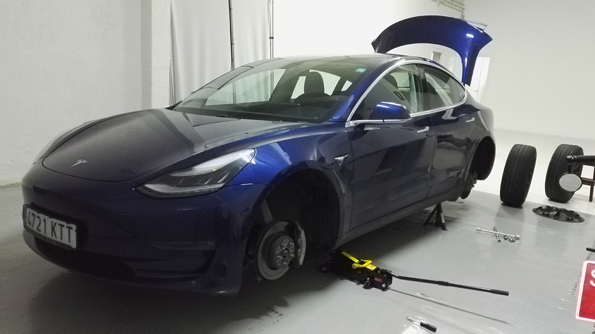 km77com's tweet photo. Hemos rotado los neumáticos del Tesla Model 3 (el manual recomienda hacerlo entre 16 000 y 20 000 km). Decidimos realizarlo nosotros mismos. Con el espacio, el tiempo y las herramientas adecuadas no presenta complejidad. Es igual que en cualquier otro coche. #Tesla #km77Model3 https://t.co/JhcOV2RXYT