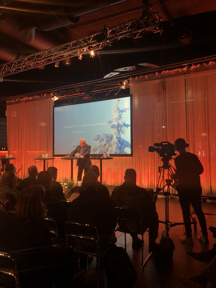svenskafreds's tweet photo. Just nu: På plats dag 2 #fofrk och ställer fråga till försvarsminister Peter Hultqvist: Klimatförändringarna är ett av de mest akuta säkerhetshoten men i statsbudgeten för 2020 investeras det 5 ggr mer på militärt försvar än klimat och miljö. Varför? #säkpol https://t.co/eYNImuAMyU