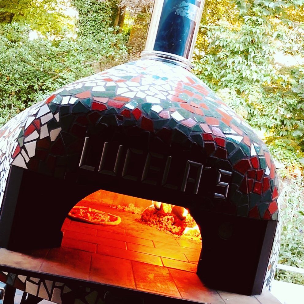 Looking forward to 2020 - with a quick flashback of the ‘birth &amp; delivery’ of our beautiful oven from Italy 
❤️❤️🍕🍕🇮🇹🇮🇹❤️❤️
Don’t forget to book now for your upcoming events. #lucelasevents #lucelasweddings #lucelaswoodfiredpizza See you all soon 😘😘