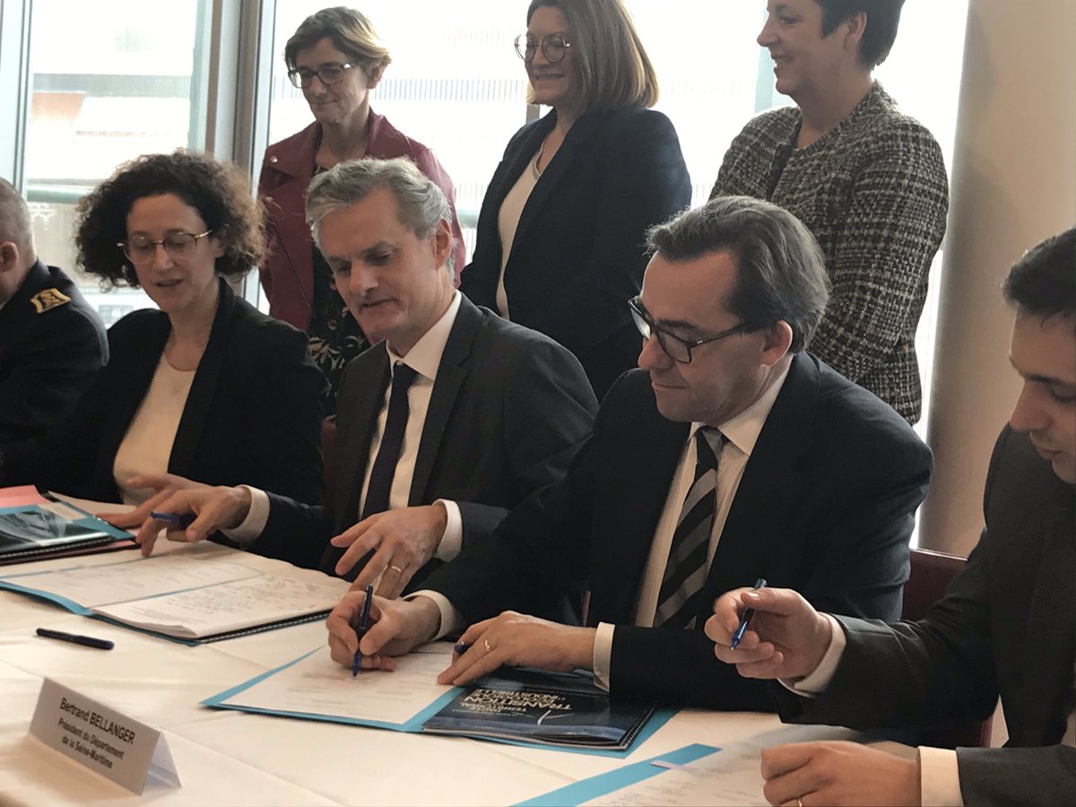 ACanayer's tweet photo. #lehavre
✅ Signature du Pacte Territorial pour la #TransitionEcologique et Industrielle à la @cciseinestuaire en présence de la Ministre @EmmWargon , de la Présidente Léa Lassarat, de @JBGastinne, de @BBellanger76 d’@agnesfirmin, @SKerbarh https://t.co/V7BfeG1KJj