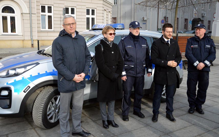 wadowiceonline's tweet photo. Pod magistratem przekazano wadowickiej policji nowy radiowóz: https://t.co/JnHczSFZhW

#kppwadowice @kwpkrakow @PolskaPolicja #przekazanie @KalinskiBartosz #wadowice #mucharz #tomice #kia @RadioKrakow https://t.co/nDTjhVtLUZ