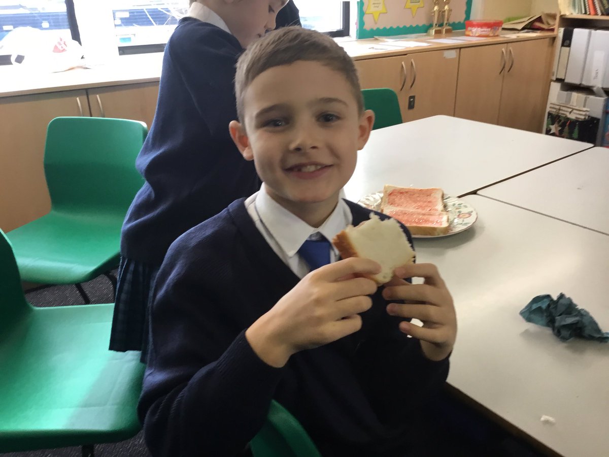 InspirationsStm's tweet photo. Wee spent time this morning making Jam sandwiches, taking photos of each stage and thinking about how to include them in an instructional text. We then ate the lovely creatations 👌#stmFood #stmCookery #stmDt #stmEnglish #stmWriting #LWQM #stmTalk4Writing #stmInstructions https://t.co/OOLR60QOBC