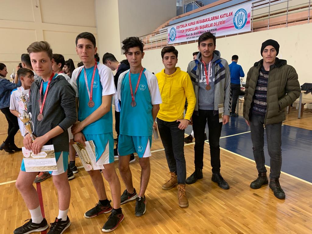 Bitlis ilinde Liseler arasi duzenlenen Badminton turnuvasında  Erkek Öğrenci takımımız 3. Oldu