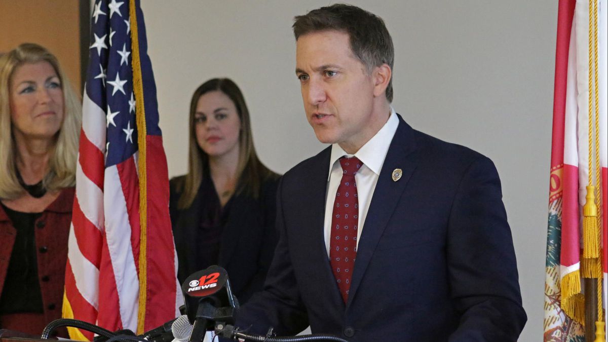 SunSentinel's tweet photo. More arrests to come in crackdown on drug-recovery industry, prosecutor vows https://t.co/QHMDWZ2k6Z https://t.co/TRT7ZayJfg
