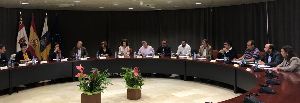 Reunión de trabajo en La Gomera. La consejera de @EducacionCan @mjguerrapalmero y su equipo se reúnen hoy con el Presidente del Cabildo <a href="/CurbeloCasimiro/">Casimiro Curbelo</a> y la alcaldesa y los alcaldes de los municipios de la isla para abordar asuntos de interés para la isla en materia educativa