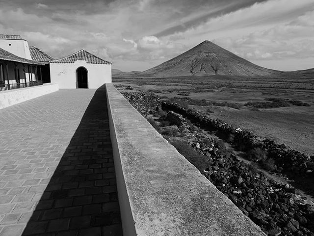 Casa de los Coroneles #blackandwhitephotography #fuerteventura #oldbuilding #colonialstyle #landscape #landmark ift.tt/2Nn6ad5