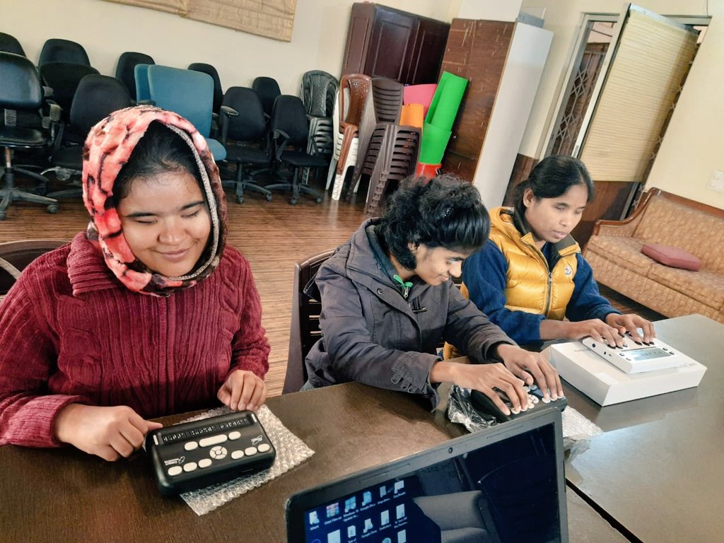Saksham provided Refreshable Braille Display and 1day training to 3 young girls at National Association for the Blind.
#brailledisplay #training #distributionprogrammes