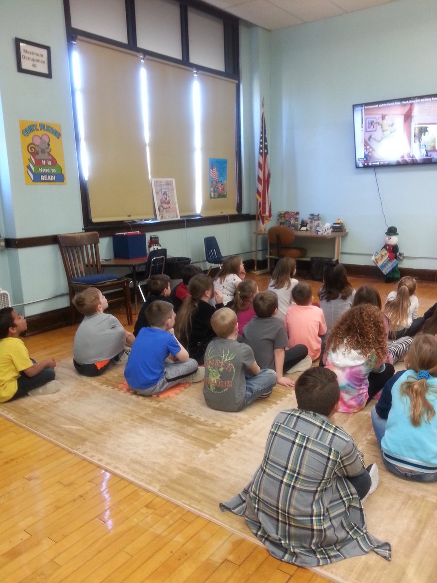 Gr2H2016's tweet photo. St 5 is showing our class in the library. @PanaCUSD8 @KHahnenkamp #readingrocks https://t.co/6hDjRvJZVa