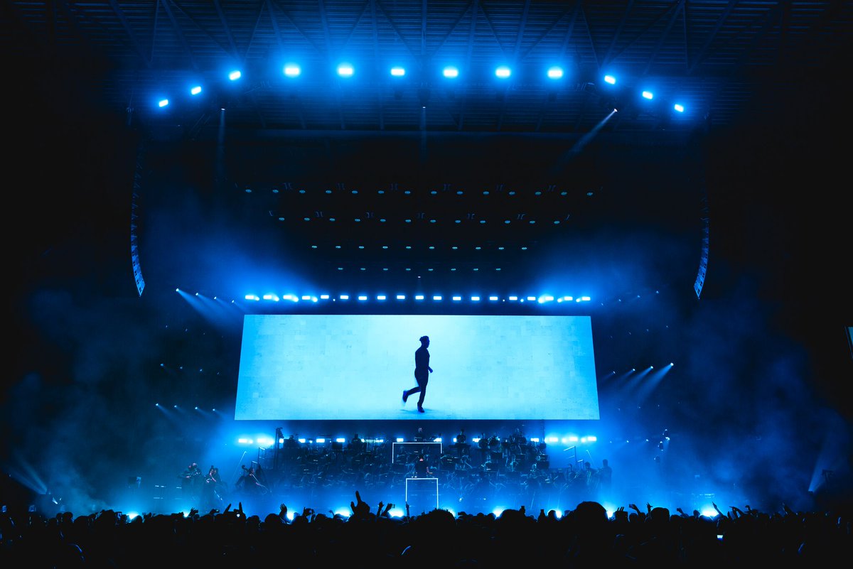 Moth_Lights's tweet photo. Pete Tong and The Heritage Orchestra - Ibiza Classics 2019

Production &amp; Lighting Design : @cassiuscreate

Lighting Director : @Moth_Lights

Photos by Anthony Mooney

#PeteTong 
#IbizaClassics https://t.co/OXFFLclktY