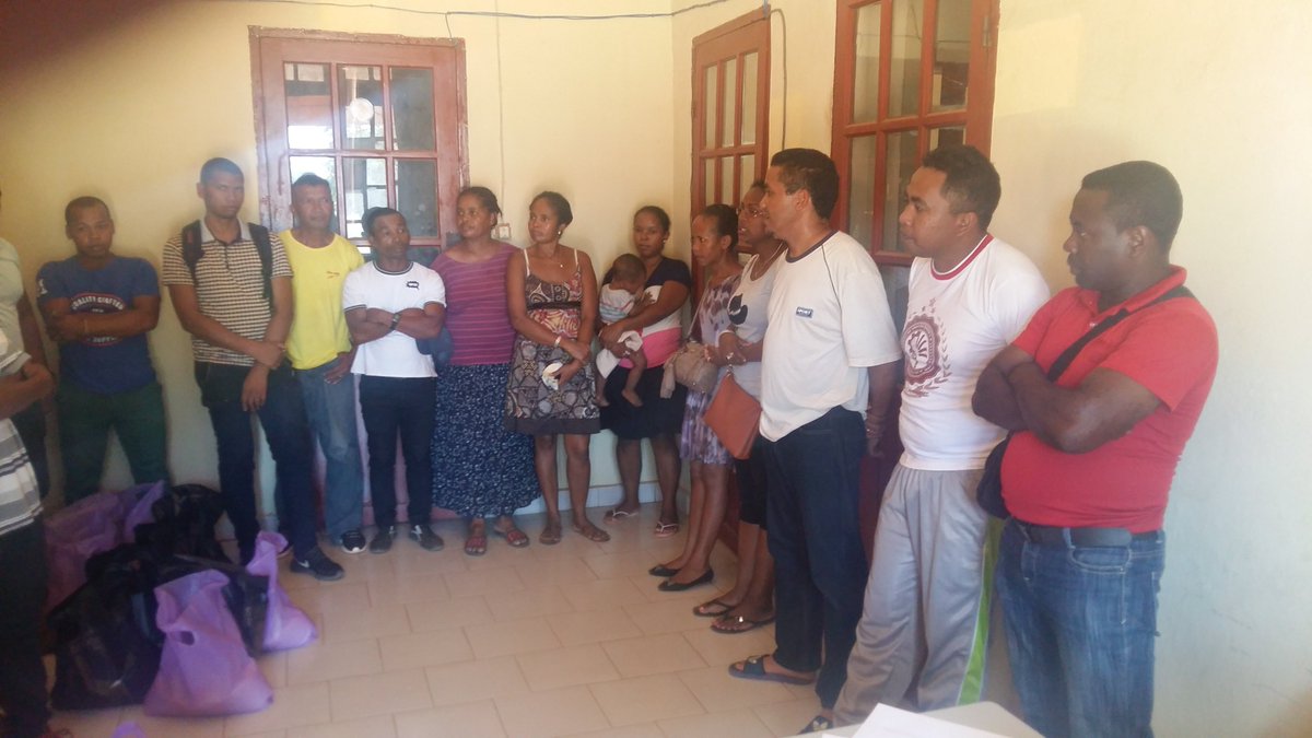 MATP_GOV_MG's tweet photo. #MAHTP #DRAHTPIorombe - Distribution des paniers garnis
A l'occasion des fêtes de Noël et de fin d'année les agents et responsables au sein la Direction Régionale de l'Aménagement du Territoire, de l'Habitat et des Travaux publics de la région d'Ihorombe ont reçu leurs parts. https://t.co/Cu1xx5ortb