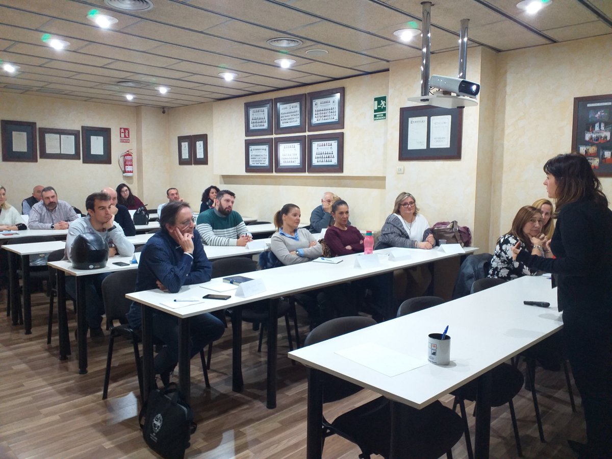 apis_peritos's tweet image. 👩‍🏫“Cada día,en cada momento,nos estamos vendiendo continuamente,incluso cuando no estamos en la oficina.A veces somos compradores y a veces somos vendedores.” Nos explican @Teambplus en nuestro curso de “Habilidades comerciales y técnicas de venta”en @APIasociacion #api #perito