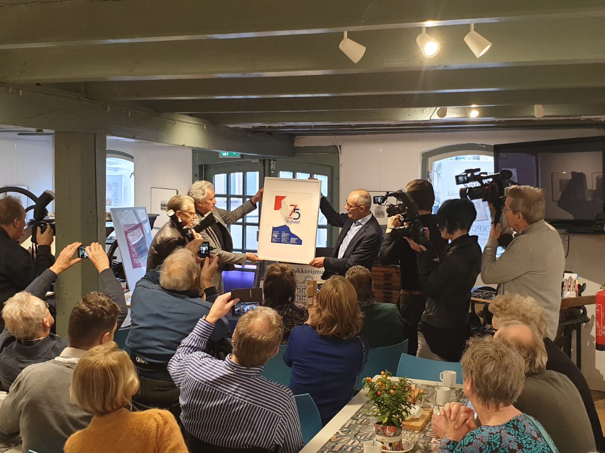 Koppermaandagprent gewonnen door Fleur Hingstman van het <a href="/DrentheCollege/">Drenthe College</a> Emmen. Met een, prachtig voorgedragen gedicht van en door dichteres <a href="/RiaWesteriah/">Ria Westerhuis</a> aangeboden aan Harry Tupan directeur van het @DrentsMuseum. Uitgewerkt door onze zeefdrukkers. Wat een mooie traditie!!