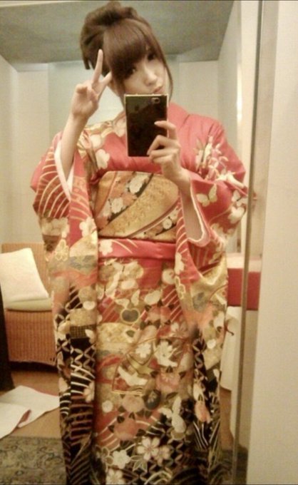 これは成人式じゃないんだけど、わたしの20代前半のときの晴れ着姿💙😎  #新成人ではないです笑 #懐かしいわー https://t.co/2Nfslrv7VP<a href="/tag/%E6%96%B0%E6%88%90%E4%BA%BA%E3%81%A7%E3%81%AF%E3%81%AA%E3%81%84%E3%81%A7%E3%81%99%E7%AC%91"class="tags">#新成人ではないです笑</a><a href="/tag/%E6%87%90%E3%81%8B%E3%81%97%E3%81%84%E3%82%8F%E3%83%BC"class="tags"><span>#懐かしいわー</span></a>