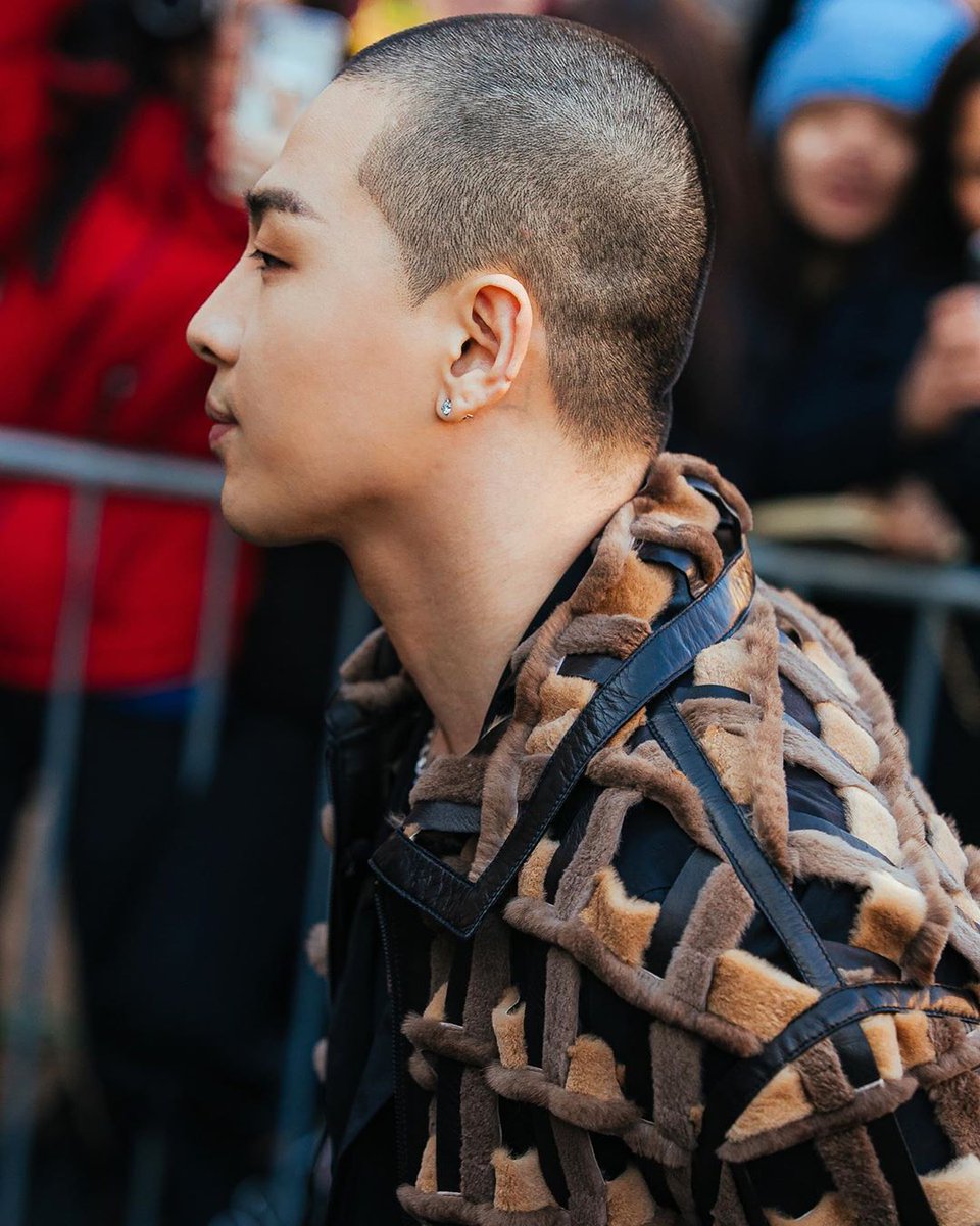 URTHESUN's tweet photo. ⠀⠀⠀⠀
⭐jaylim1 IG

MFW Street Fashion Style
Thx @Realtaeyang 🔥💥
그가 돌아왔다. 빅뱅 태양 ���영배
여전한 간지 퐈이아🔥🔥

#TAEYANG #태양 #동영배 
⠀⠀⠀⠀ https://t.co/9mkCcRMlJE