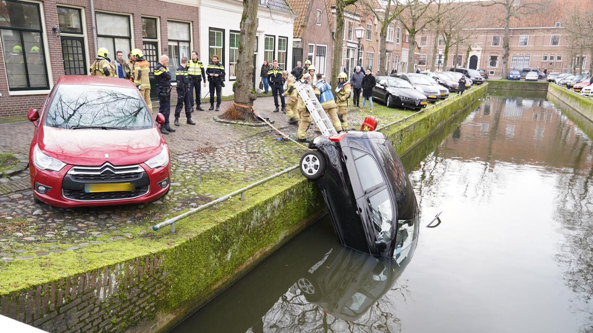 Lees alles over: Oudere man raakt met auto te water in centrum Hoorn op WF Nieuws | #auto #hoorn #man #ongeval #oudere #water..