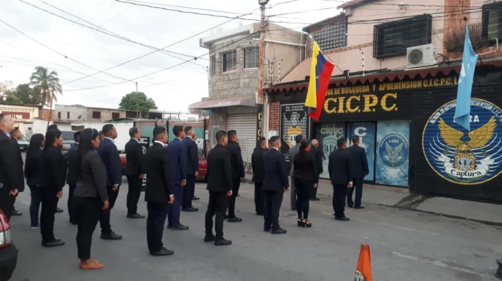 CICPC409's tweet photo. Funcionarios adscritos al Bloque de Búsqueda y Aprehensión Lara. Inician la semana entonando las gloriosas notas del Himno Nacional y del CICPC, Fomentando cultura organizacional en los Lunes Civico. https://t.co/R7JfUTaVw3