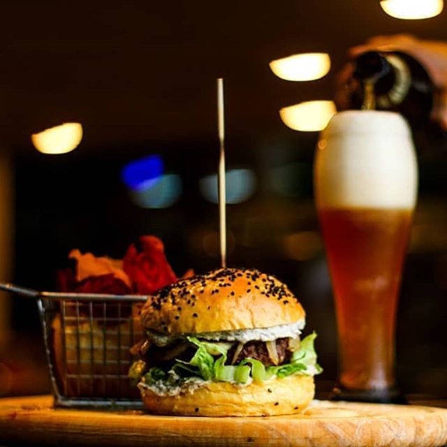 eurobuilding's tweet photo. La combinación perfecta para disfrutar en @solysombra.restaurant 🔥
.
.
.
#StreetFood
#Hamburguesas
#Beer
#Caracas
#Eurobuilding https://t.co/xqlXBlC7Cm