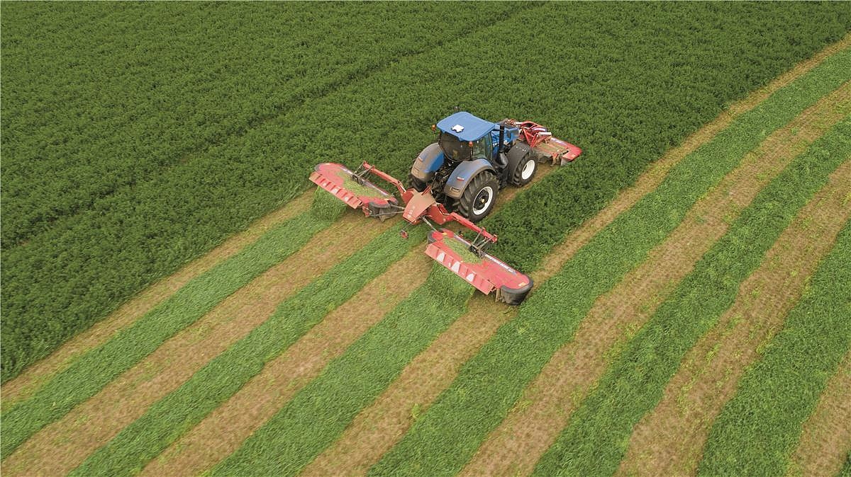 almatractor's tweet photo. 33.5 feet of high-quality hay with every pass. Only with New Holland #MegaCutter triple disc mower-conditioners. https://t.co/asZc7BSPX5 https://t.co/G8zFOa1xm4
