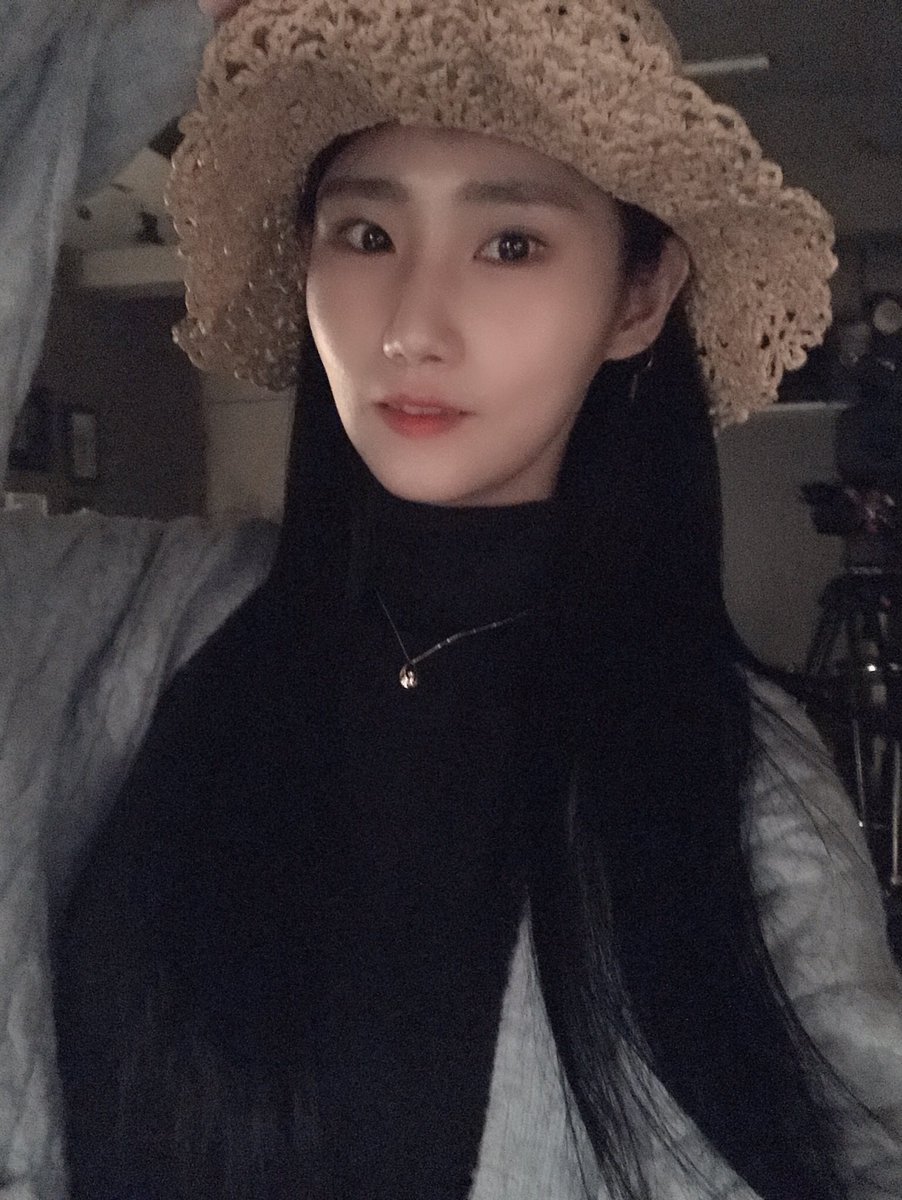 mimu0904's tweet photo. 작가님의 수제 뜨개(?)모자👍🏻 자켓 촬영때 쓰고싶댜 넘이뻐 👍🏻 https://t.co/vA2YIG5zLI