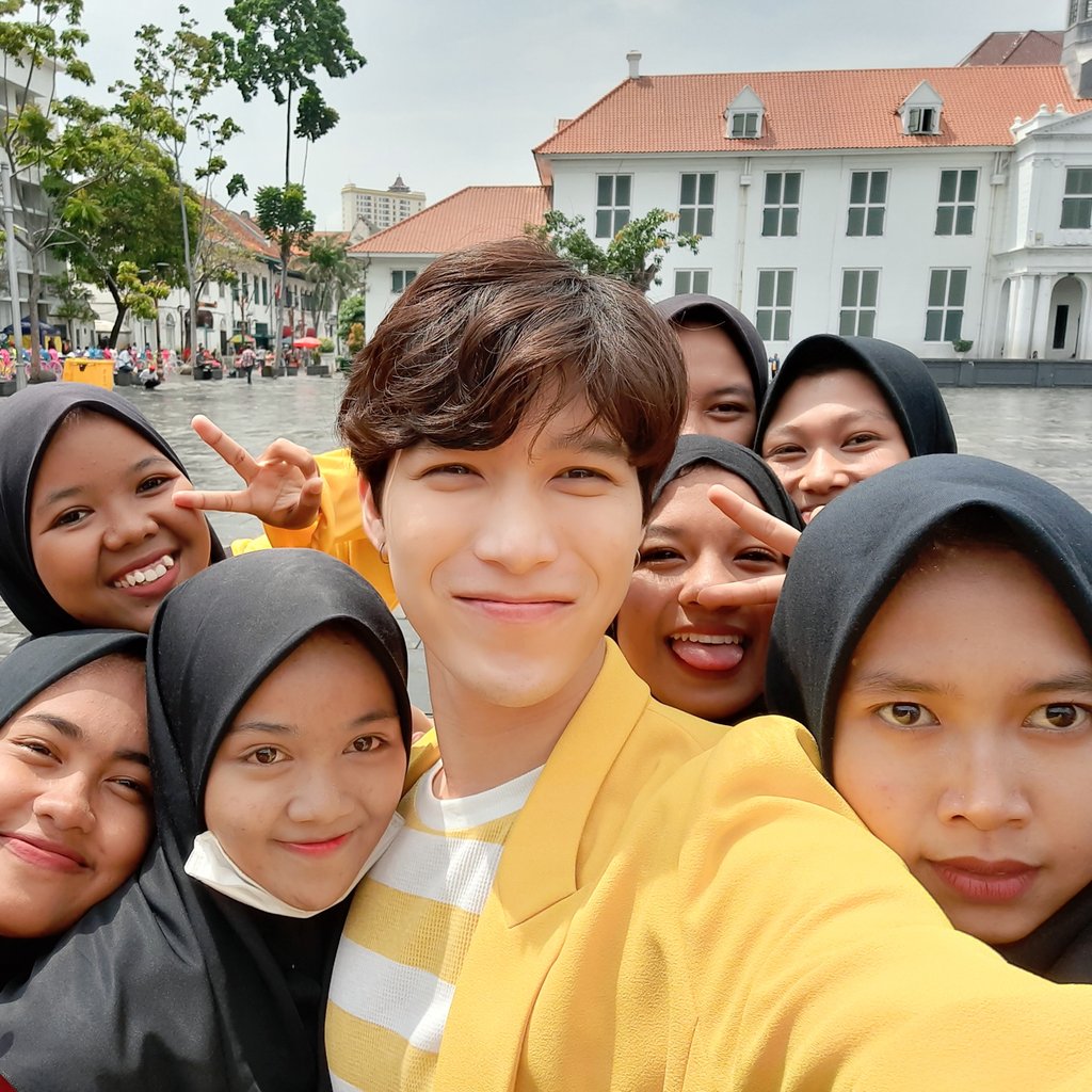 seanlje's tweet photo. Random people calling me Oppa in Indonesia. Hands down weirdest and fun experience ๐
next #OppaSean nak kembang ke Indonesia maybe? hehe https://t.co/N5hv7ppmwY