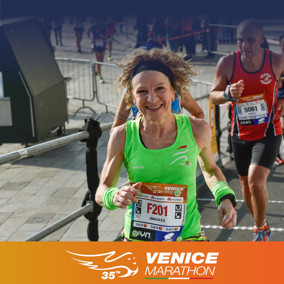 Venicemarathon's tweet photo. Il sorriso è la migliore arma per superare tutte le difficoltà, anche in una maratona! 😄 Come hai affrontato la tua ultima #Venicemarathon?
#RunningVenice https://t.co/YWCitmOgPK https://t.co/uf4eoiNdSw