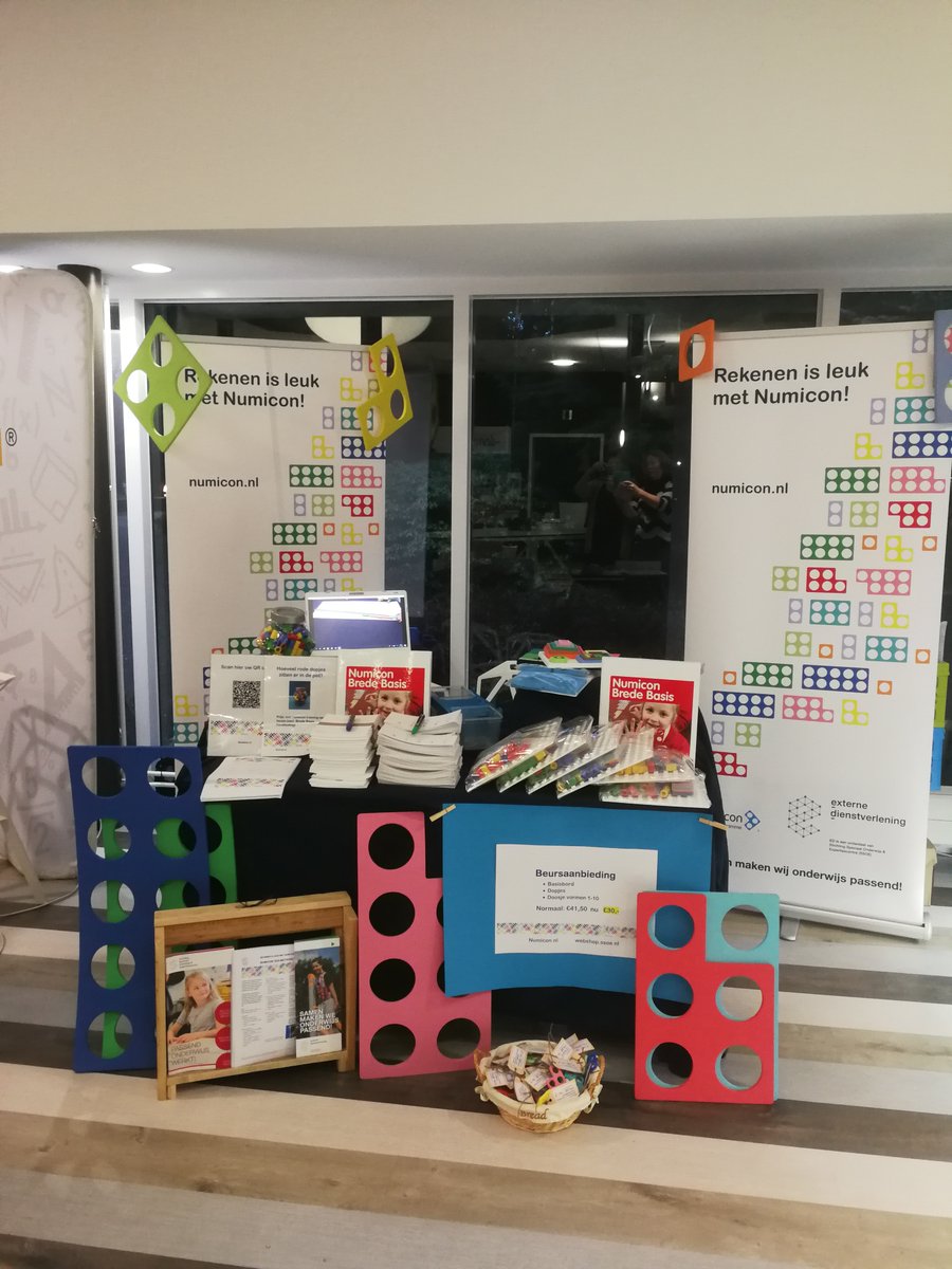 AgnesSSOE's tweet photo. 9 januari stonden we op de Panama conferentie @PanamaPraat. De stand was druk bezocht, er zijn veel mensen die mee hebben gedaan aan de #prijsvraag. 'Hoeveel rode dopjes zitten er in de pot?' Het juiste antwoord kan je op de foto zien. Zij winnen een #Numicon training naar keuze. https://t.co/lXnIhvAWBj