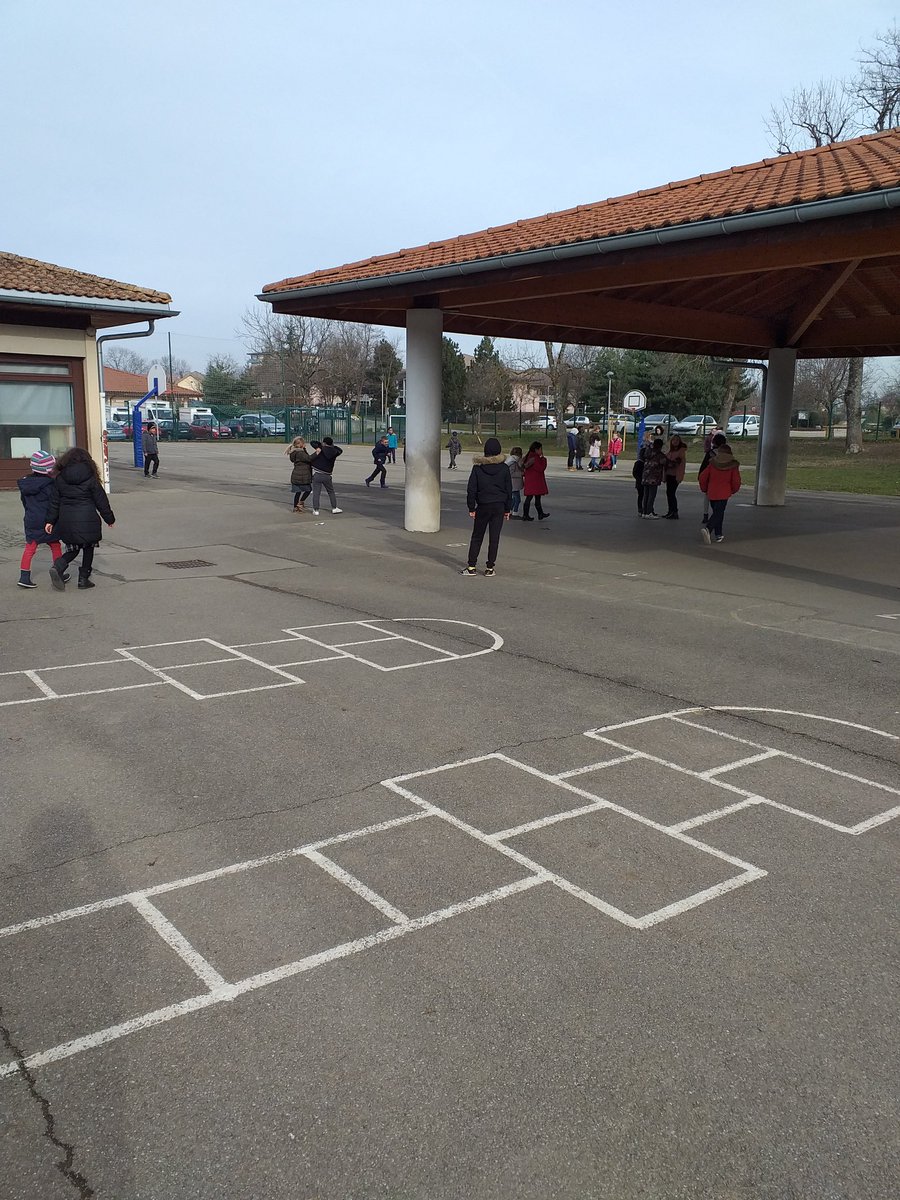 OuaretZ's tweet photo. Recrée animée, coin bulle, jeux de société sont les activités du temps méridien proposées par les équipes @LeoLagrange à Thonon. Quelques illustrations ici à l'école du Morillon https://t.co/BiUWPhE0oM