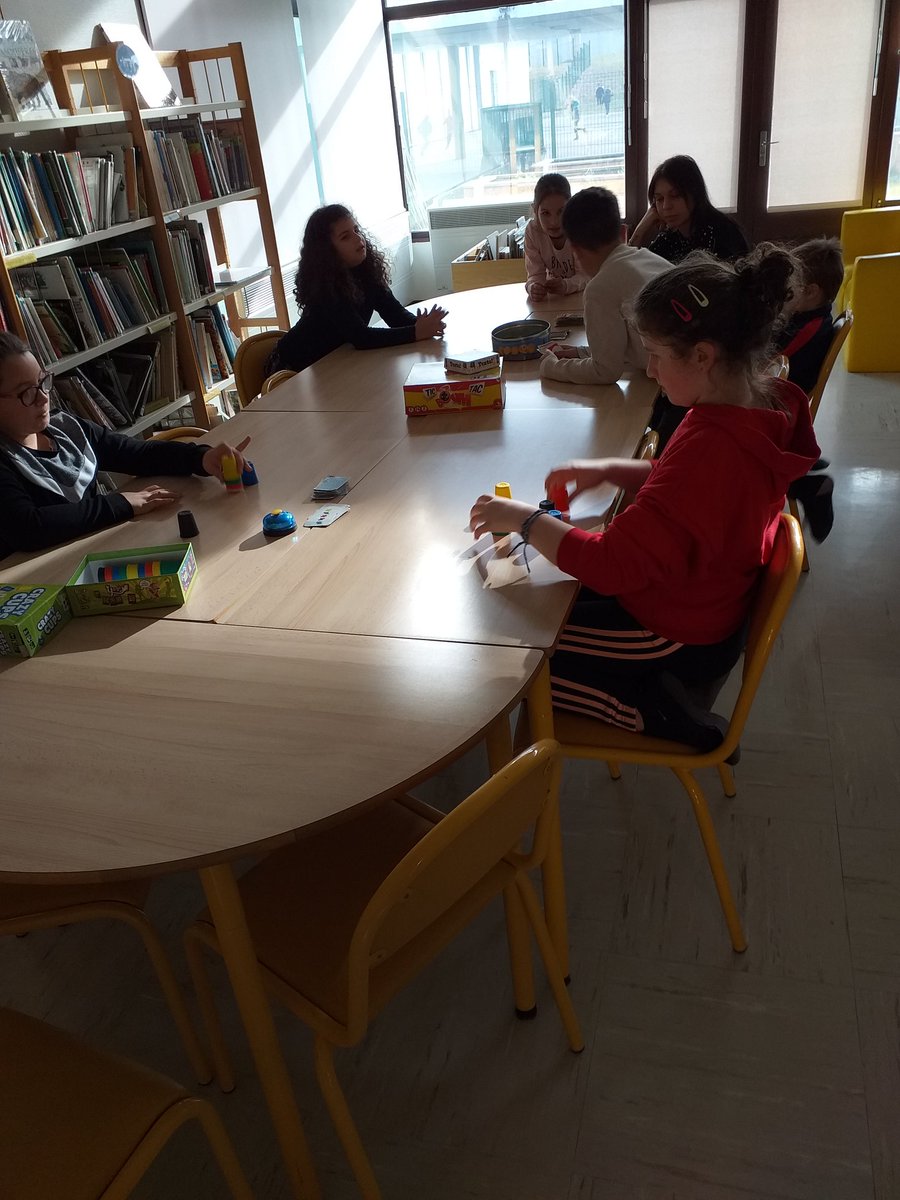 OuaretZ's tweet photo. Recrée animée, coin bulle, jeux de société sont les activités du temps méridien proposées par les équipes @LeoLagrange à Thonon. Quelques illustrations ici à l'école du Morillon https://t.co/BiUWPhE0oM