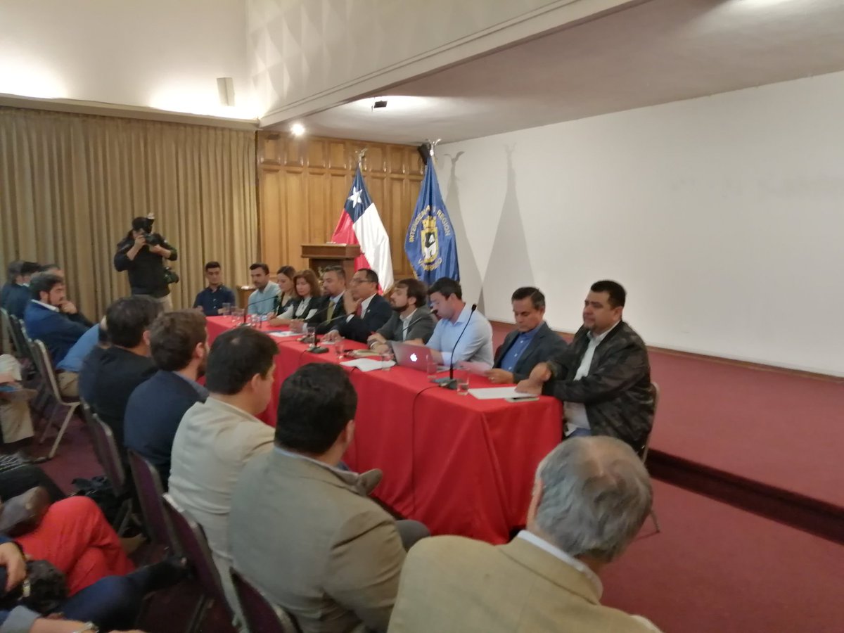UnidoComercio's tweet photo. @UnidoComercio en reunión con autoridades regionales en la intendencia, para buscar soluciones concretas con respecto a la seguridad de Valparaíso.
@ValparaisoInfo @mercuriovalpo @NoticiasValpoEx @LeonorBohme @HectorA_kreul @AmorporValpo https://t.co/wzXEoFlkbA