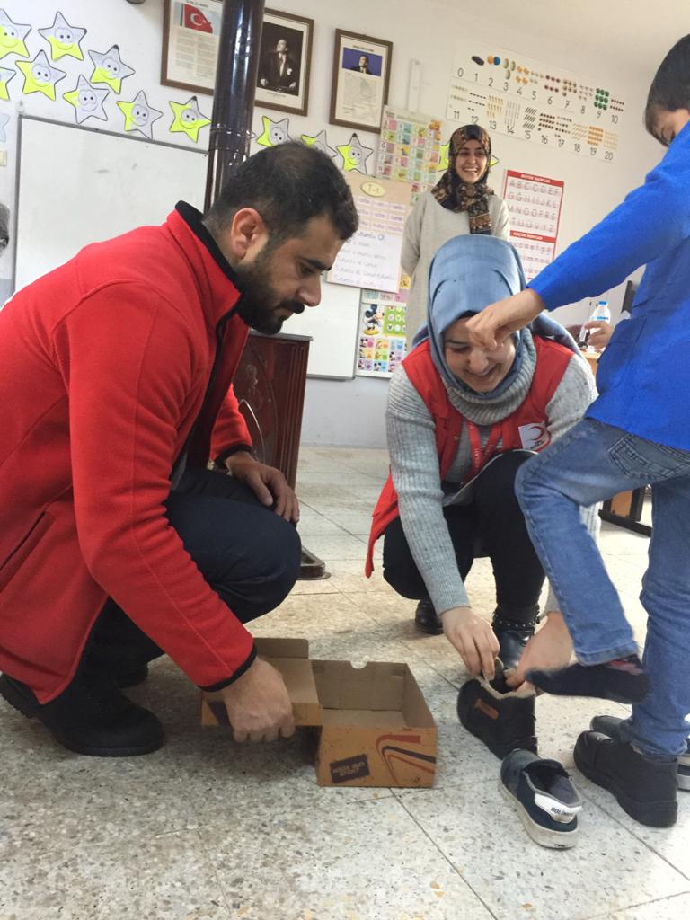 .<a href="/EUDelegationTur/">AB Türkiye Delegasyonu🇪🇺EU Delegation to Türkiye</a> tarafından fonlanan, Kilis Toplum Merkezimiz Okullaştırma Çalışmaları kapsamında, köy okulları başta olmak üzere, hafta boyunca çevredeki okullara soğuk kış günlerinde mont ve bot desteğinde bulundu. 
🧥+🥾=☺️
#BirDokunuşBİnHayat