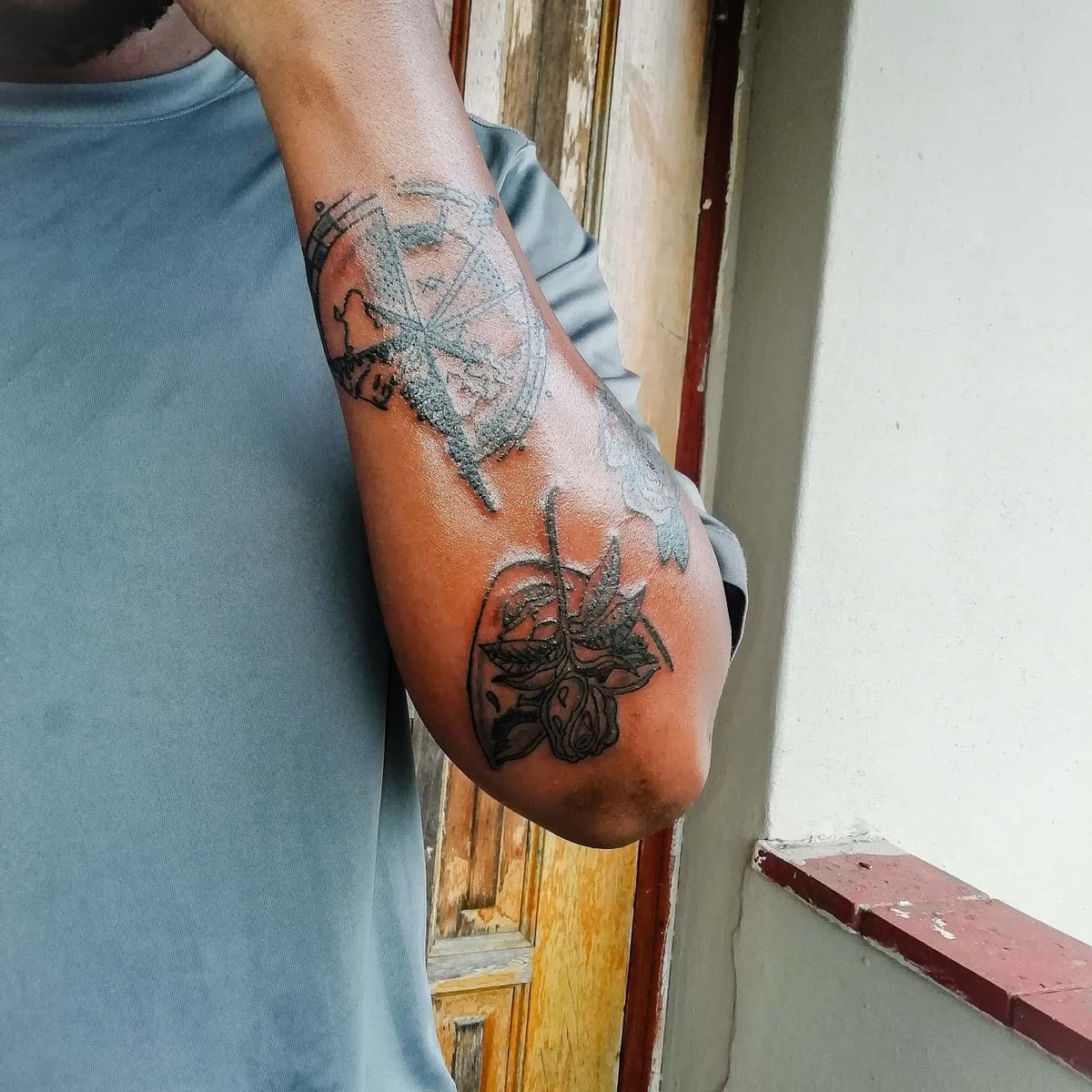 v3rs3r's tweet photo. The only time I feel free is when I express myself through tattooing and that's my perfect escape https://t.co/wZzOUMZPpv