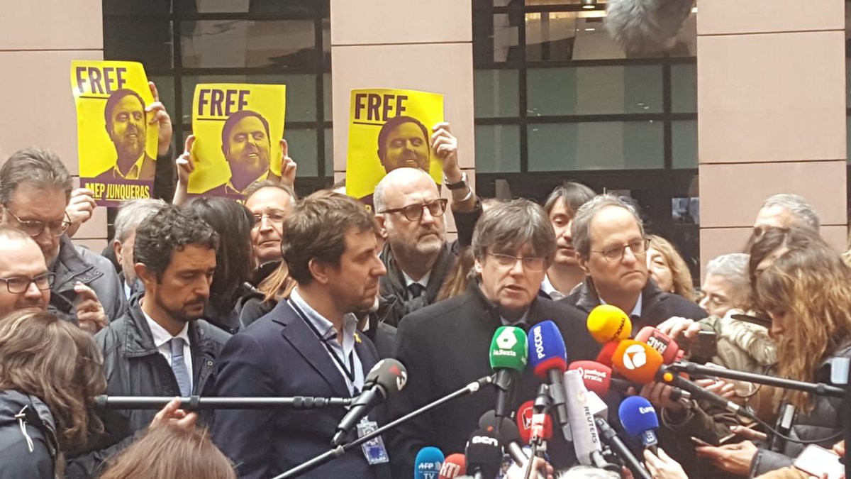 F_Alfonsi's tweet photo. Avec ⁦@KRLS⁩ et ⁦@toni_comin⁩ Prlt Européen à Strasbourg : libres de représenter le peuple catalan qui les a élus. ⁦@junqueras⁩ toujours en prison à cause de l’arbitraire de l’Etat espagnol. Où est l’Etat de droit ? Espagne obstacle à la démocratie en Europe ! https://t.co/UOI19uZesB