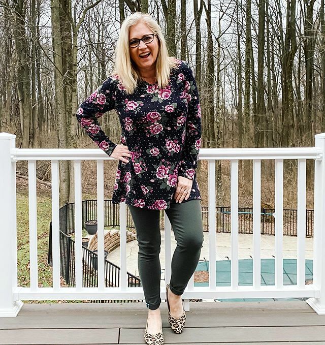 lularoeselena's tweet photo. Olive Denim and an Elizabeth tunic is all I’ll need today since it is apparently spring here in Delaware!  Want denim or Elizabeth of your own?  Check out the link in my profile, they are in my Facebook group! 
#lularoedenim #coloreddenim #lularoeelizabe… https://t.co/r6AS0m4Q97 https://t.co/IP8uyjGUOl