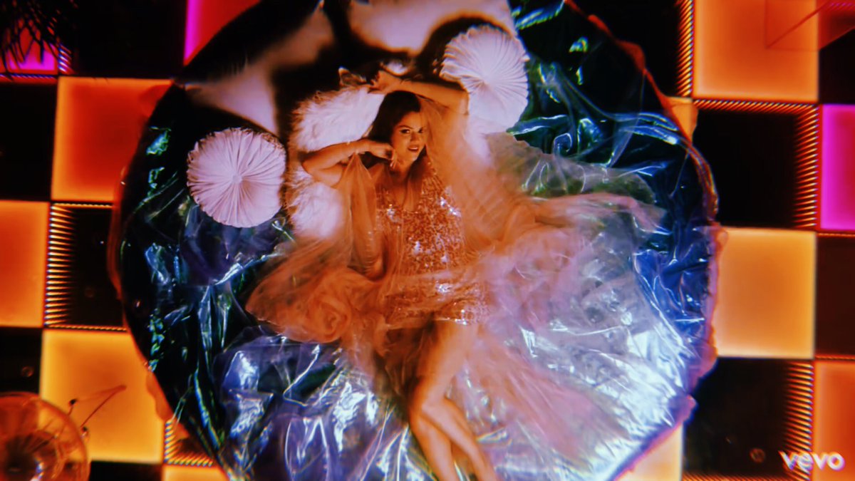 99selR's tweet image. #RareOutNow #RareMusicVideo #selenagomezrare #selenagomez