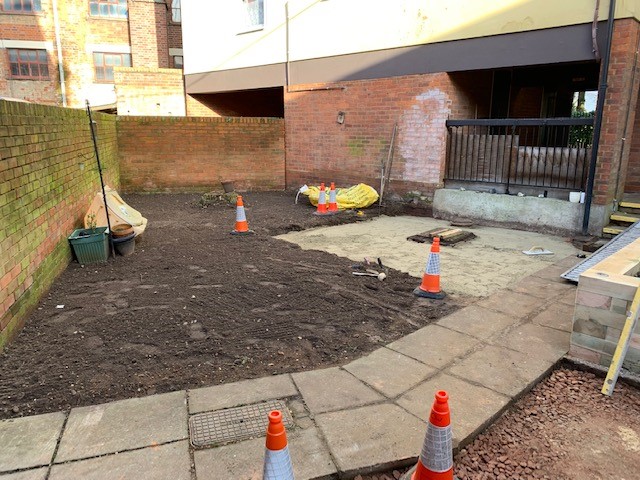 MarkBcbh's tweet photo. Off to an early start transforming the courtyard garden at Ryegate Road in the #DutchQuarter. #CountrywideGroundsMaintenance have already constructed the raised planter and will be laying slabs to create a separate drying area and patio this week #WeAreCBH #Colchester #landscapes https://t.co/1CrvLaJ2Nm
