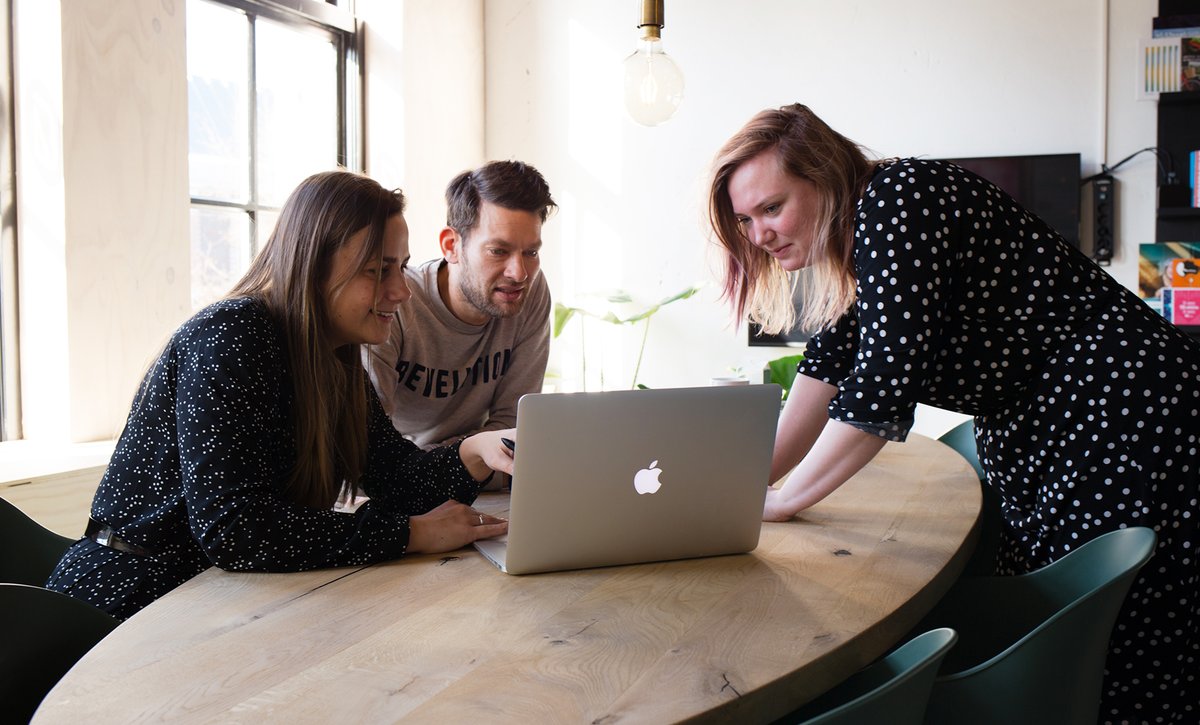We zijn alweer druk bezig met de voorbereiding van de Beursvloer. Daarbij zijn we heel blij met de hulp van <a href="/beeldprikkels/">Beeldprikkels</a>! Voor het 4e jaar op rij sponsoren zij de vormgeving en alle communicatiemiddelen. 📅Binnenkort volgt de datum van Beursvloer Zwolle 2020! #beursvloer