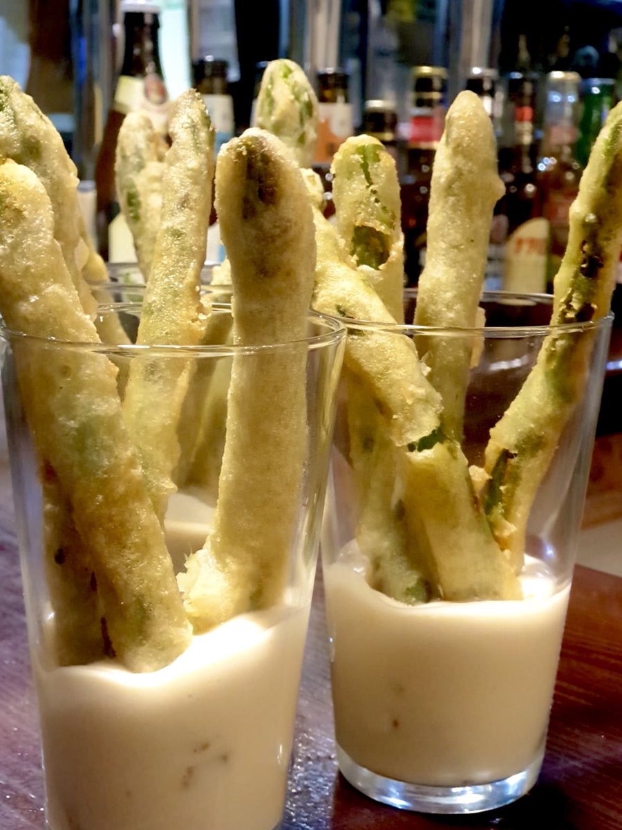 barcanijo's tweet photo. Dipeamos? Espárragos en tempura con mahonesa de soja.. #barcanijo #algodonales #tempura #soja #mahonesadesoja #esparragos #sierradecádiz #verdurasentempura #asparragus #vegetables #verduras #tapas #food #foodporn #dipper #dipear #umm #verdequemegustaverde🍃 https://t.co/6NSg5nzGnG