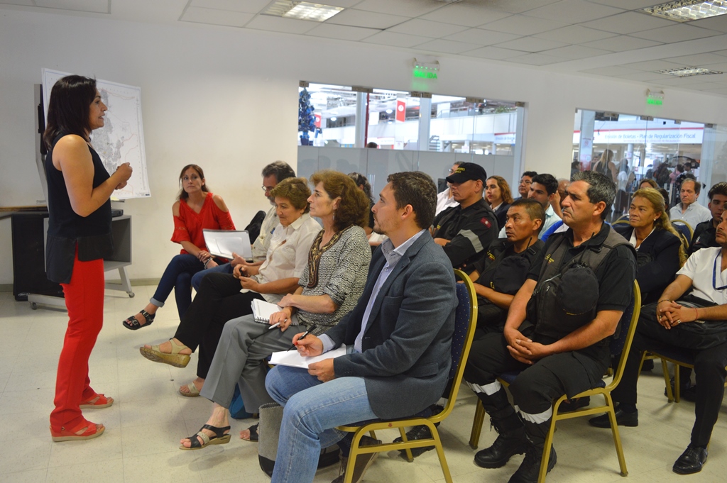 PrensaSalta's tweet photo. #AHORA #CCMSalta || Inicia una CAPACITACIÓN a inspectores de Control Comercial y a personal de @EmergenciasSa La misma tiene como objetivo acercar un protocolo de intervención en diferentes puntos de venta ambulante para el control de la bacteria salmonella #BuenLunes https://t.co/lwaoKOFr95