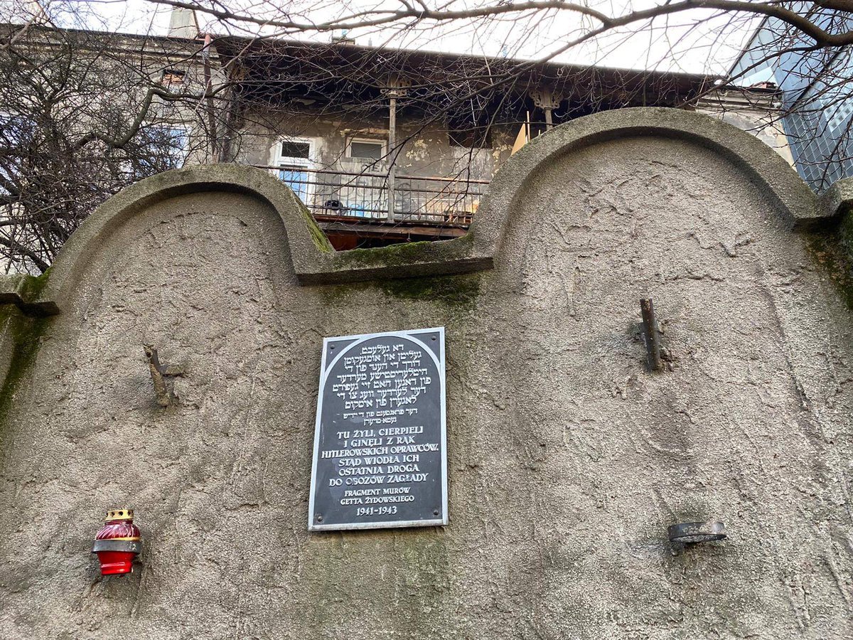 Al Ghetto di #Cracovia con un gruppo di studenti italiani. Il dolore di questi luoghi, le emozioni opposte e altrettanto intense che trasmettono, riguardano tutti noi e sono una parola forte e urgente sulla nostra storia, come sul mondo presente. 
#Shoah #Olocausto