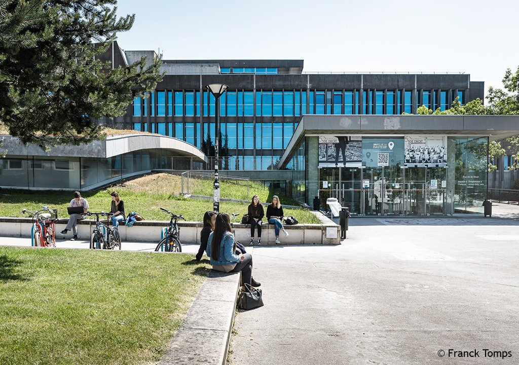 NantesUniv's tweet photo. 🎓 Anciens élèves de la @FacDroitScPoNte, la #FondationUN vous invite à vous replonger dans les instants les plus mémorables de vos années étudiantes. Partagez votre témoignage sur https://t.co/0huWdJdUwr https://t.co/rddnM1fgBX