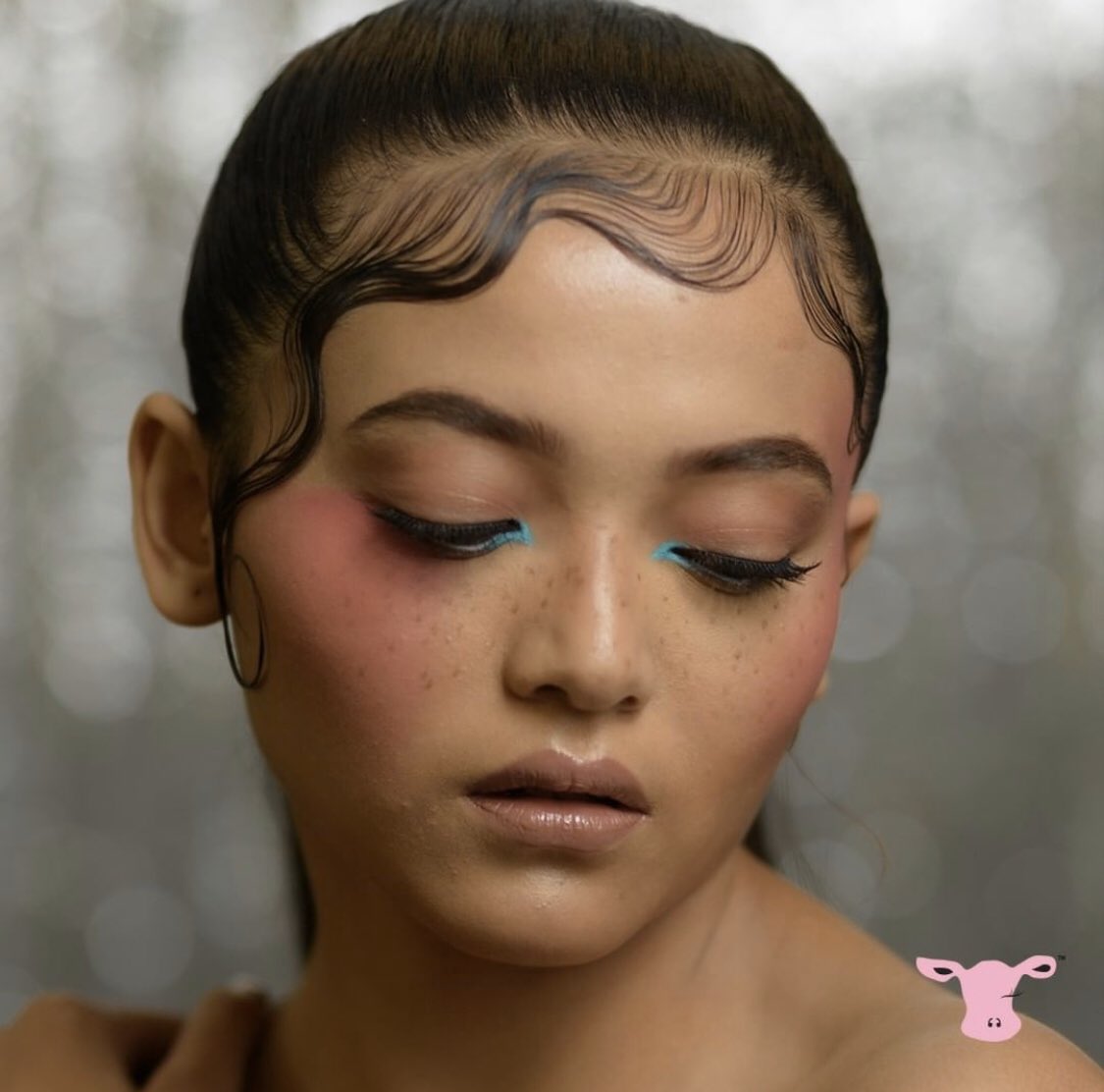 Indiamakeupshow's tweet photo. Lee Middleton, a @FatMuMakeup certified professional #makeupartist shows us his take on drapes &amp; pops!

We’re really digging the retro finger waves &amp; his play on colours and freckles. 

#IndiaMakeupShow #IMS #Makeup #Beauty #Hair #Skincare #EditorialMakeup #MakeupStudent #FatMu https://t.co/EO3rCcQpqK