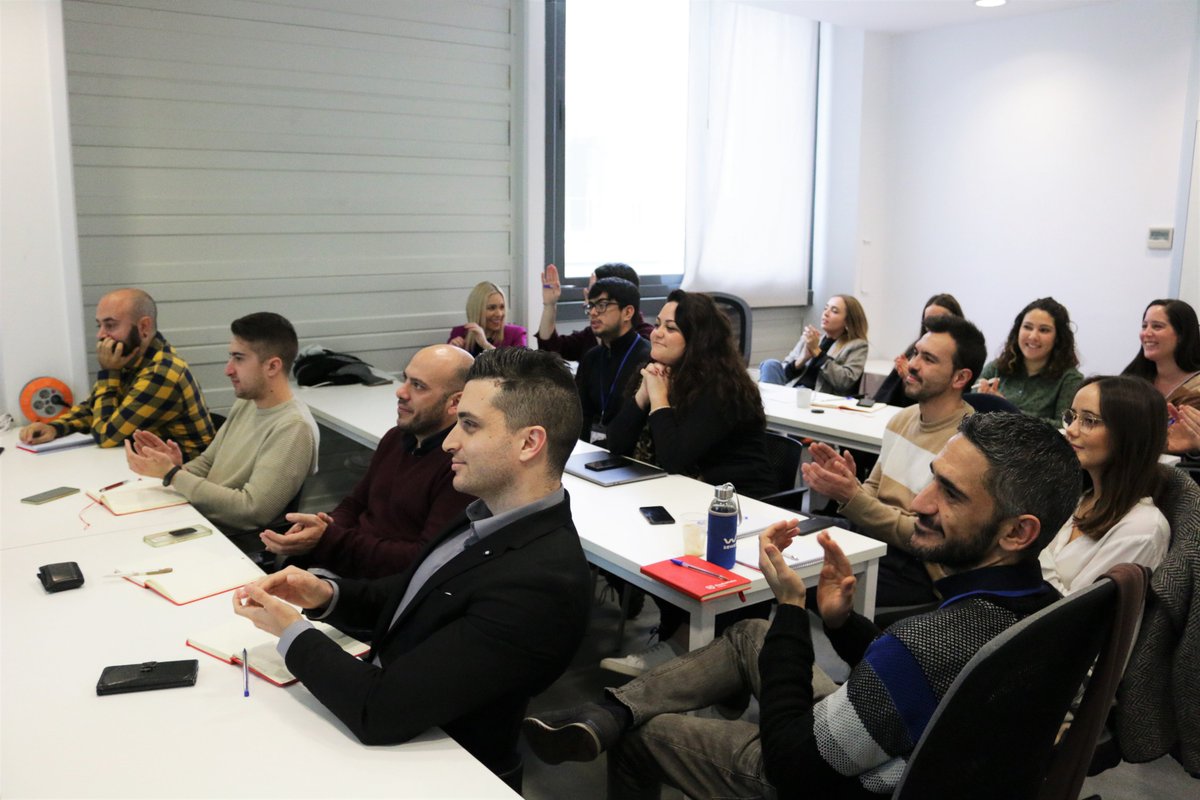 geekshubs's tweet photo. Kickoff enero 2020: "rock and roll del bueno" 🤟
Tras un año de crecimiento frenético, seguimos teniendo claro qué hacemos y por qué. Cambiar la vida profesional de las personas e impulsar el talento tech es lo que nos mueve. El #teamgeek despega 🚀 con mucha ilusión! #DoYouGeek https://t.co/DPY7luqJ2t
