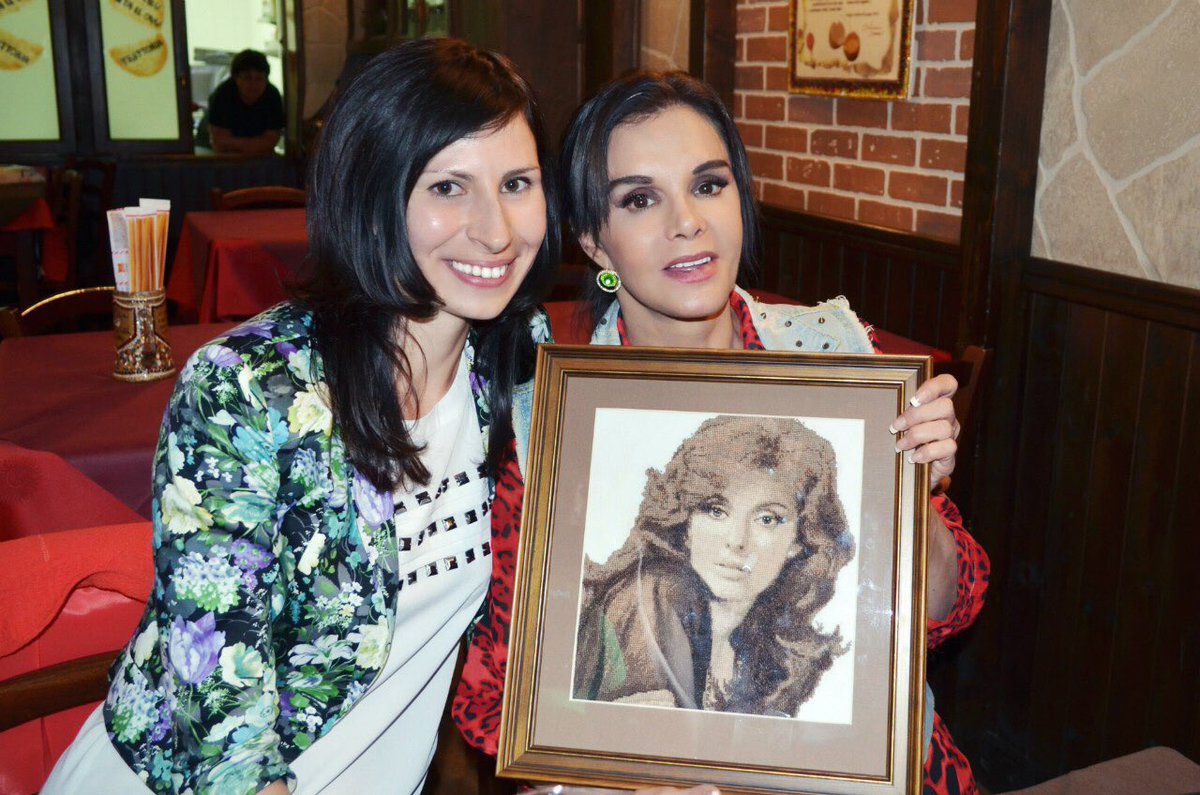 AnaLoseva's tweet photo. Mi historia con @LuciaMendezOf ella llegó a Italia en 2015, entonces la vi por primera vez en persona, fue el día más feliz de mi vida! Jamás lo olvidaré mi reina! 🥰❤️❤️❤️ @gabrielglez2010 @GLSilvia @TeamLuciaMen https://t.co/blcOEXk3yh