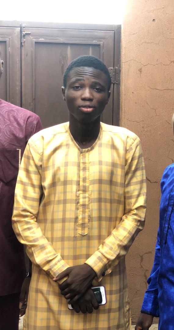 Schqiamking's tweet photo. Now he is dead 😭😭😭😭 all because when you are supposed to attend to him you are busy going after discipline cause the guy who brought him is putting on crazy jean

Now a final year student who is suppose to convocate this year is dead 😭😭😭 
Unilorin killed him https://t.co/NmzBCqgym8