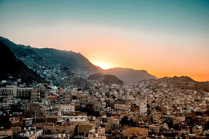 #تعز أثناء غروب الشمس م أجملگ ي مدينتي😍